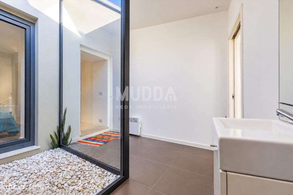 Moradia totalmente remodelada em 2025 — charme, modernidade e um jardi-25