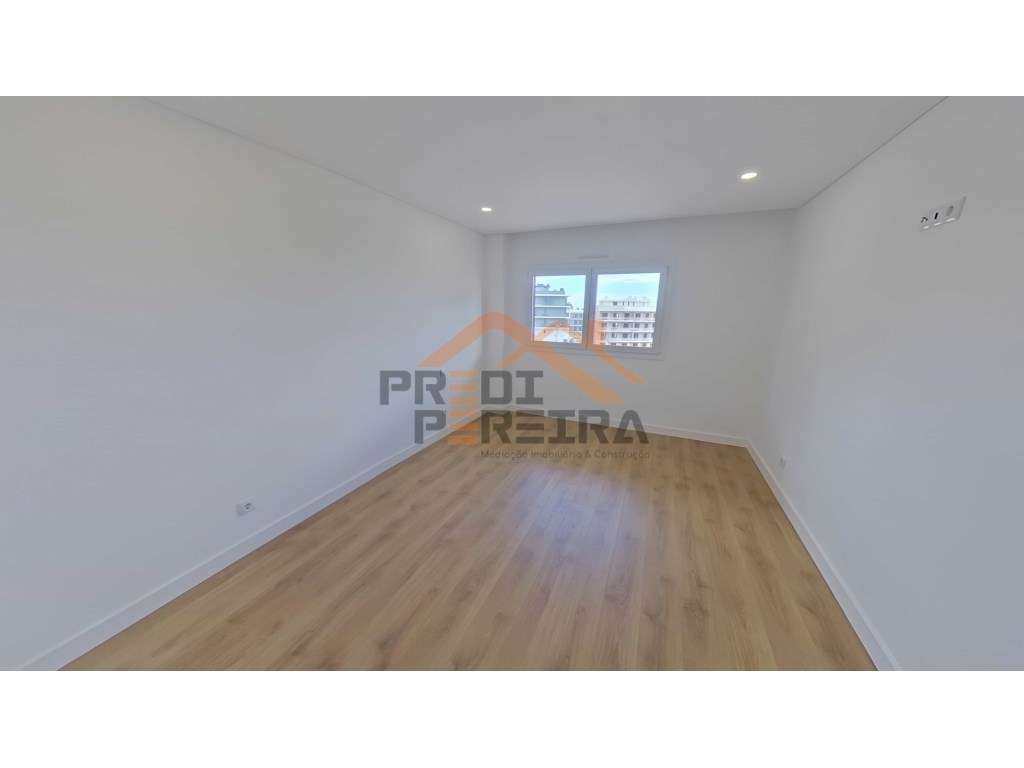 Apartamento T3, localizado em Santo António dos Cavaleiros.-5