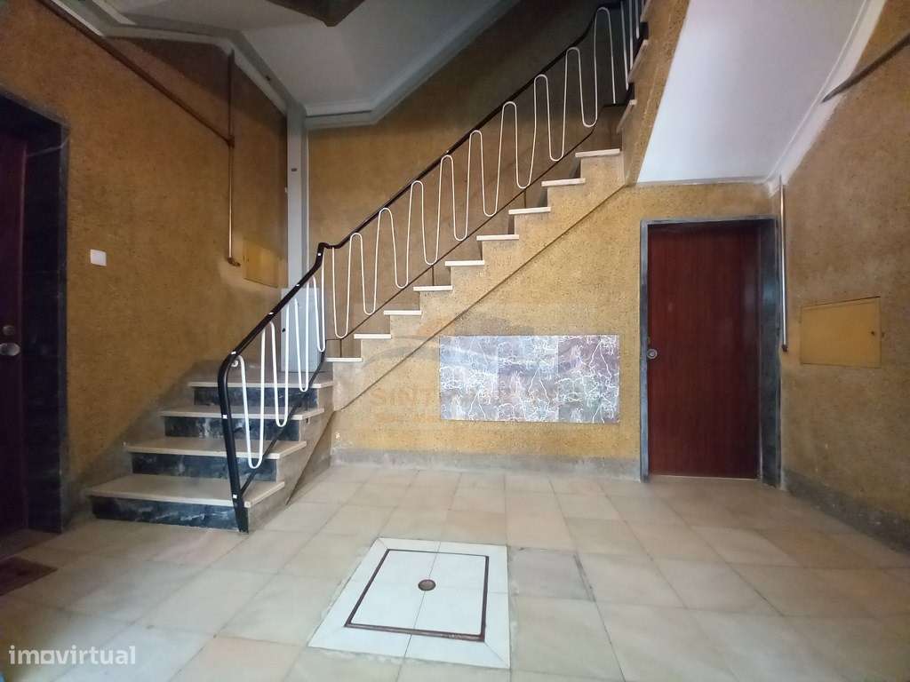 Lindo Apto T4 , totalmente remodelado num 1º andar, junto à Base Na...-28