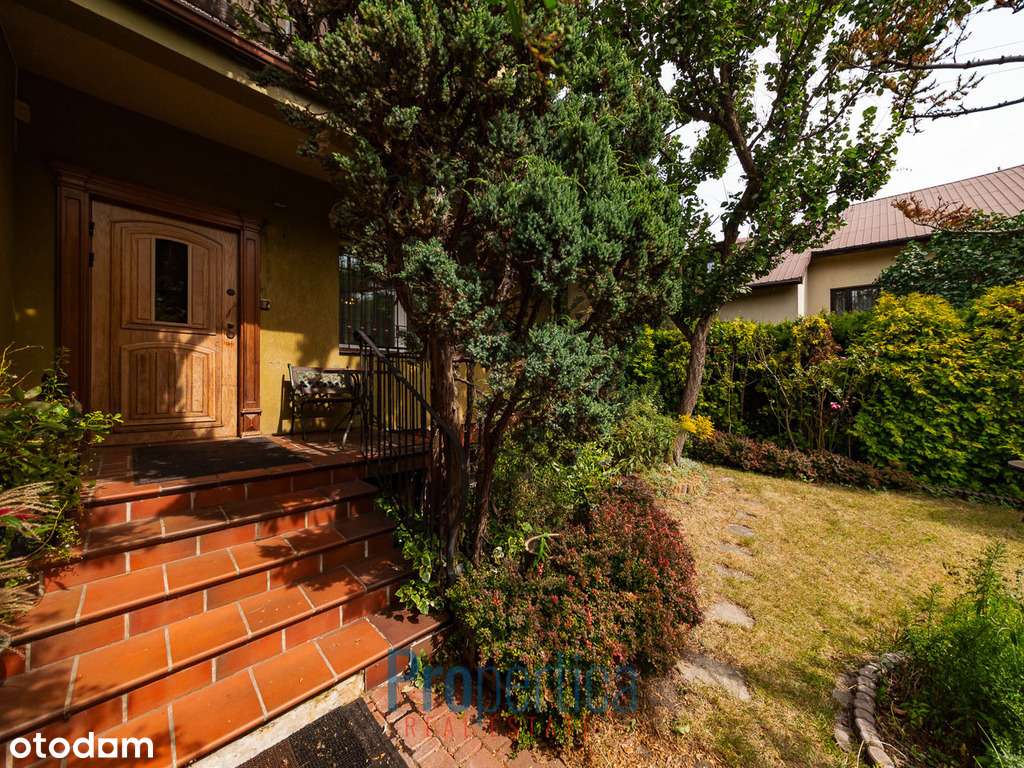 Solidny i funkcjonalny dom w Piastowie-18