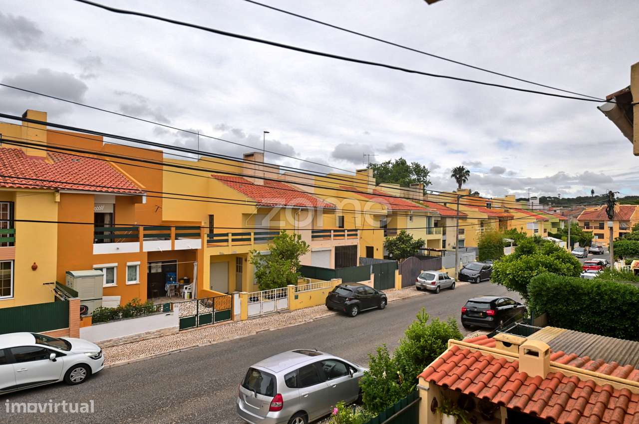 Moradia T3 + 1 remodelada, na Aldeia de Juso (Bairro Chesol)-40