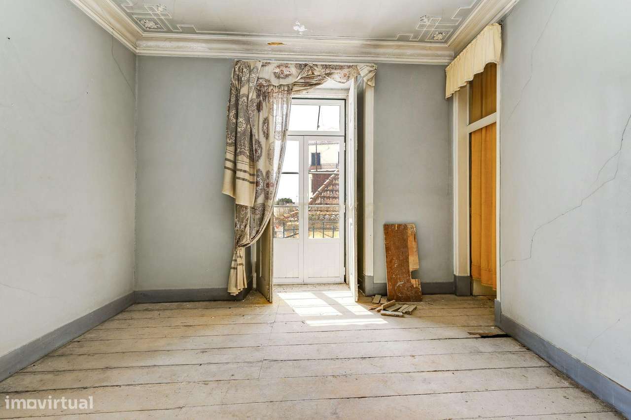 Prédio para reabilitação total em Cacilhas – excelente oportunidade de-14