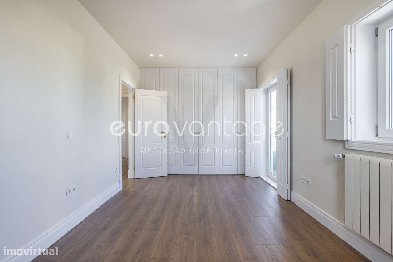 Moradia T4 totalmente remodelada - Grande imagem: 2/58