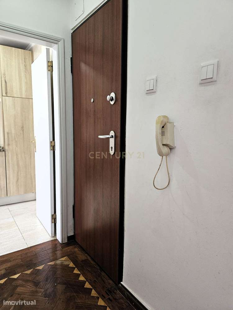 T1 em Linda-a-Velha – Cozinha Remodelada e Excelente Localização - Grande imagem: 3/10