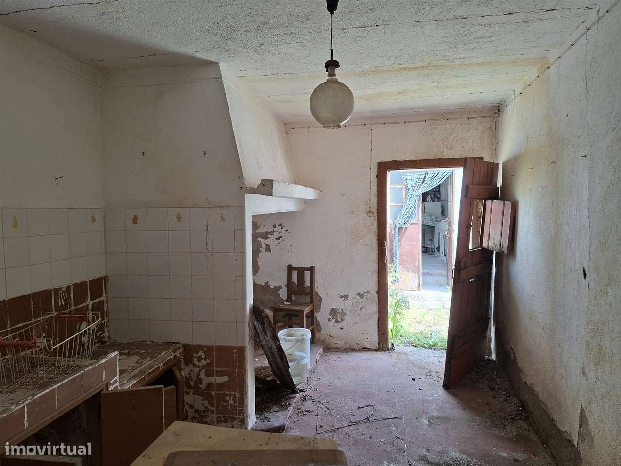 Propriedade Única com 2 Casas para Recuperação e Terreno de 2,6 Hectar-12
