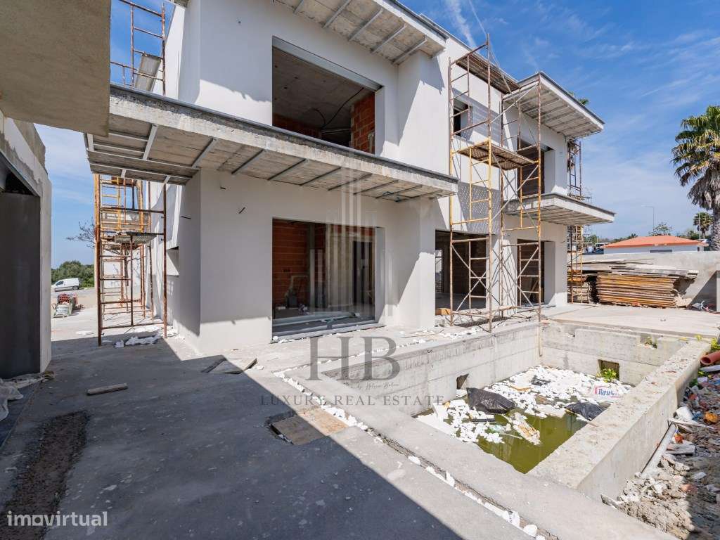 Moradia T4 de Luxo com Piscina Privativa e Jardim | Mafra-45