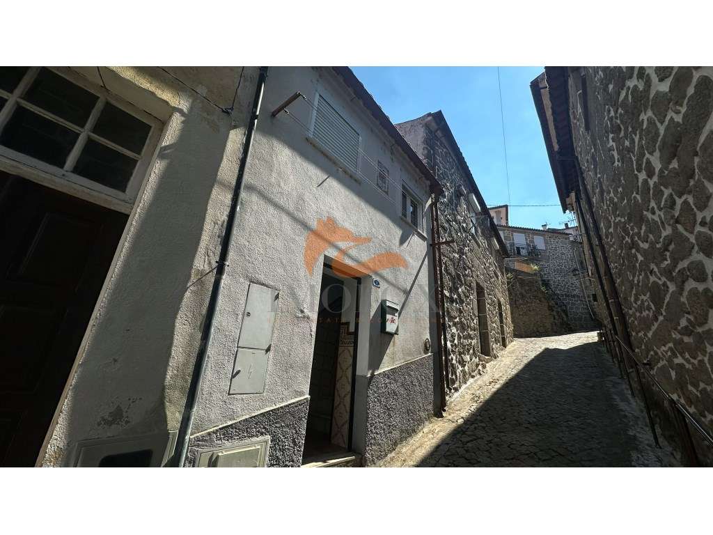 Moradia Pronta a Habitar localizada na vila de Avô - Ótimo para Alo...-0