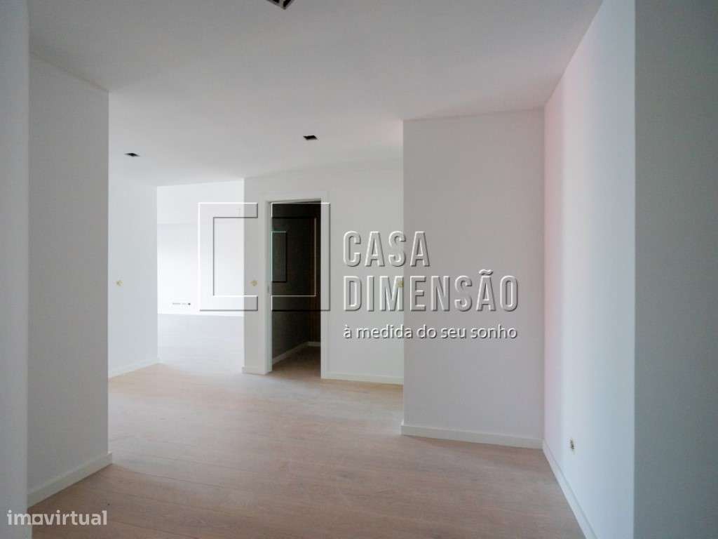 Apartamento de tipologia T3 na melhor zona de Carnaxide, com varand... - Grande imagem: 2/43