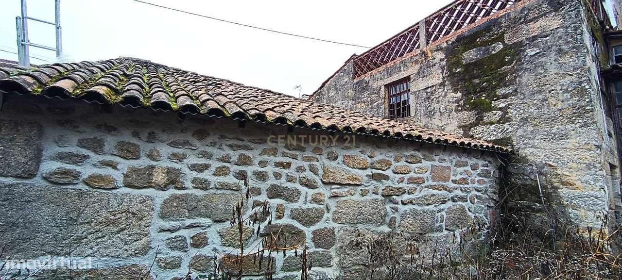 Casa com pátio e garagem para vários carros no centro da aldeia. - Grande imagem: 3/16