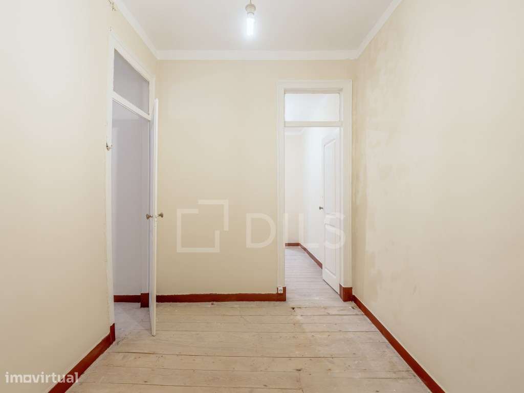 Apartamento T2 com terraço, para reabilitar nos Anjos, Lisboa-3