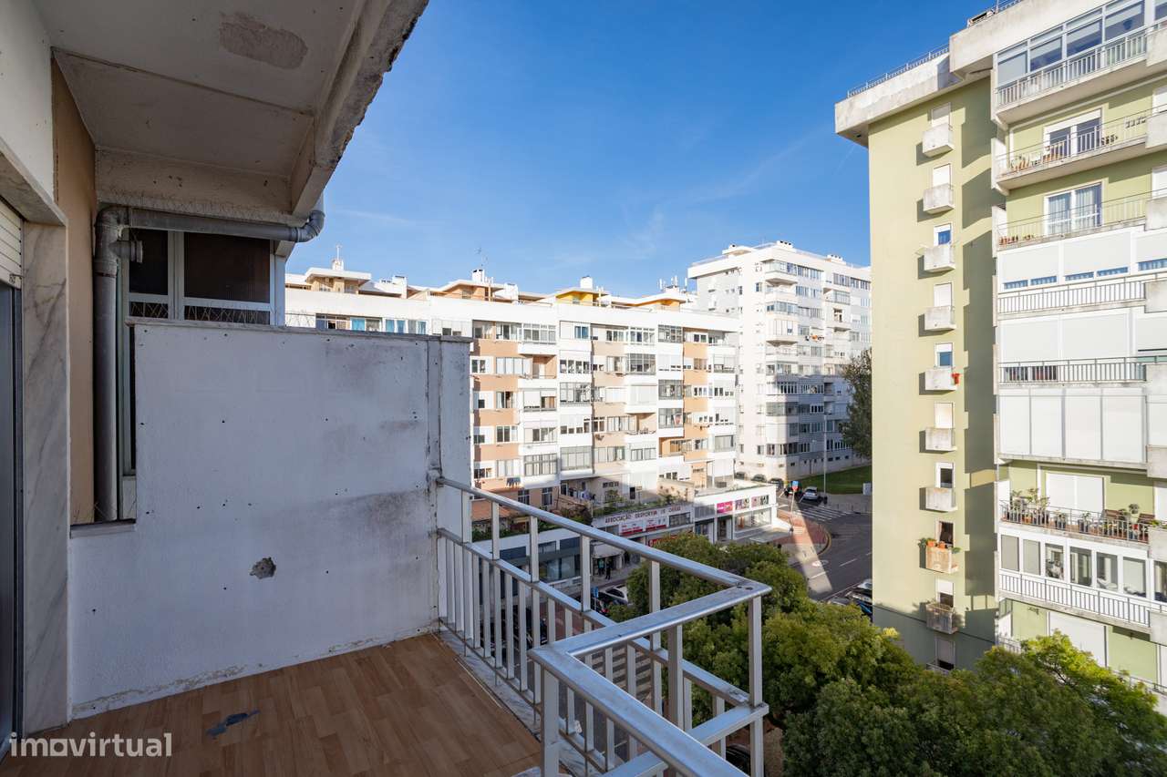 Oeiras, Apartamento T2 – Potencial para Criar e Renovar ao Seu Gosto!-14