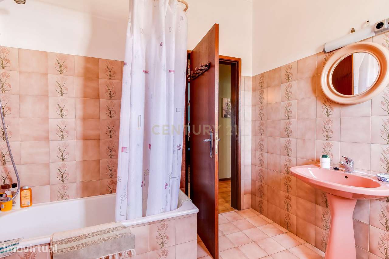 Moradia T4 com Potencial para 2 Frações  Terreno de 8.480 m²  Torres N-39