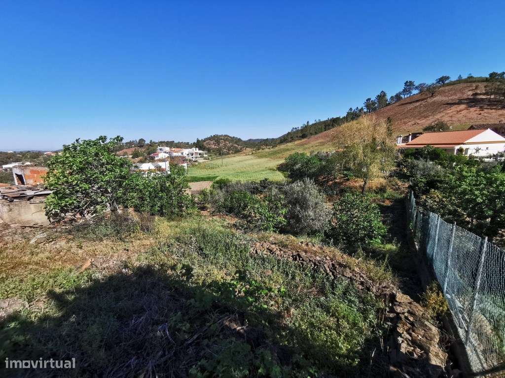 Duas Moradias com terreno com grande potencial - Grande imagem: 3/31