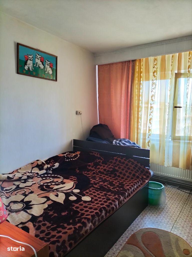 Vând apartament 3 camere, spaţios şi luminos, etaj 4, zona Robea.