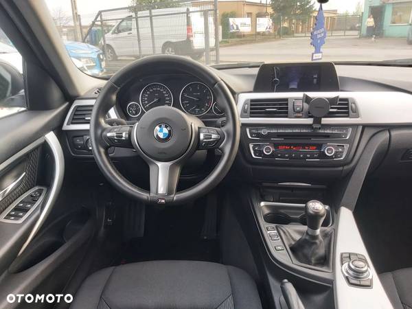 BMW Seria 3 320d DPF Touring - 12