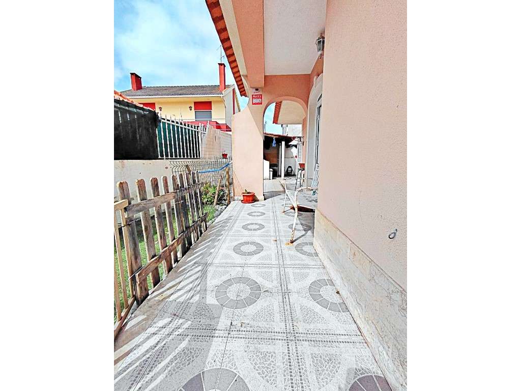 Moradia em Vale de Milhaços - junto à Escola-16