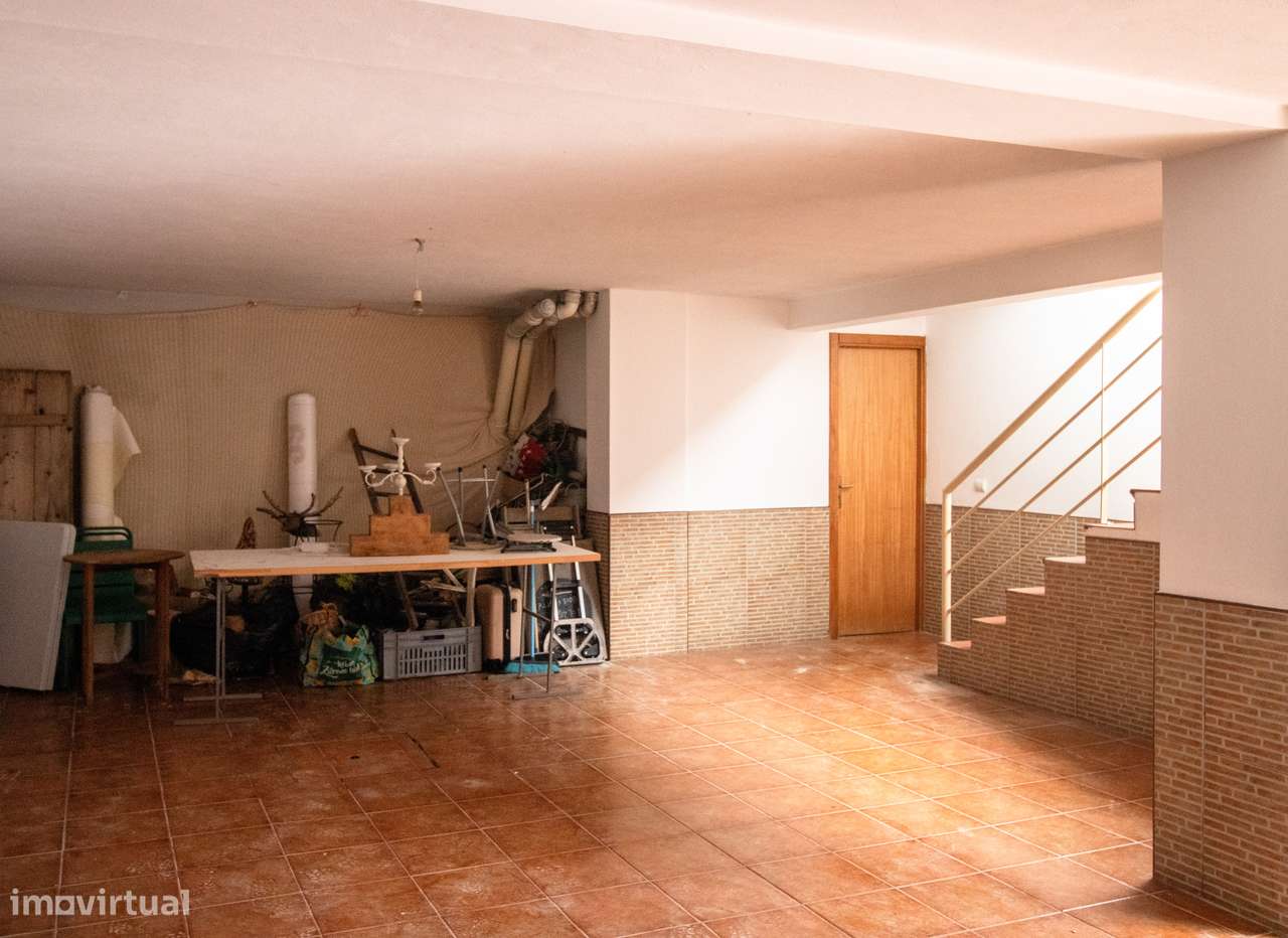 Moradia T4 Usada em Excelente Localização – A Apenas 1 km da Praia-26