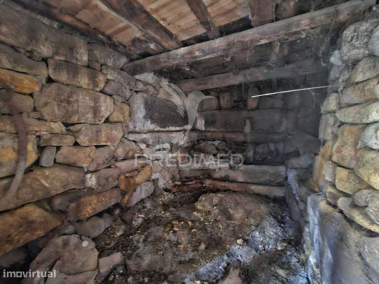 MORADIA EM RUÍNAS - Grande imagem: 4/17