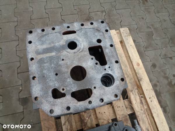 Obudowa skrzyni biegów 6005031573 6005031574 Renault Massey Ferguson Claas Ares 697 ATZ - 12