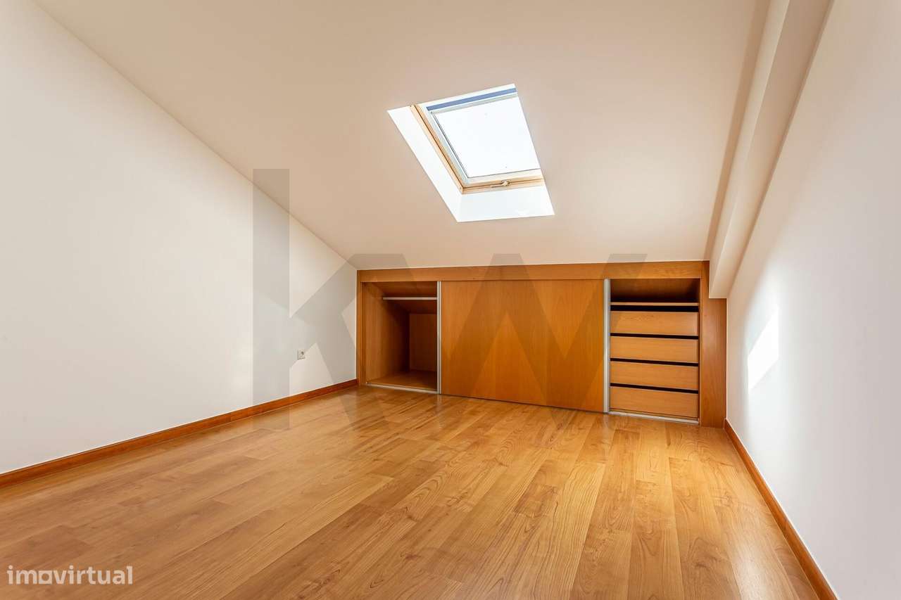 Apartamento T3 Duplex com aproveitamento superior | 5 Quartos | Garage-1