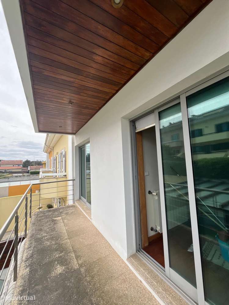 Geminada com piscina, garagem e terraço em Canidelo-30