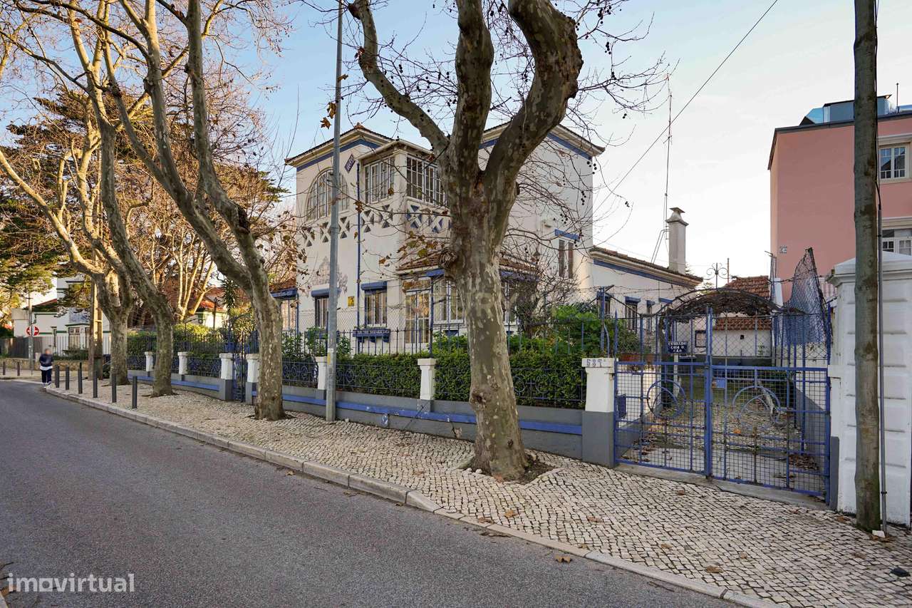 Moradia independente T6, situada no coração da linha de Cascais, junto-54