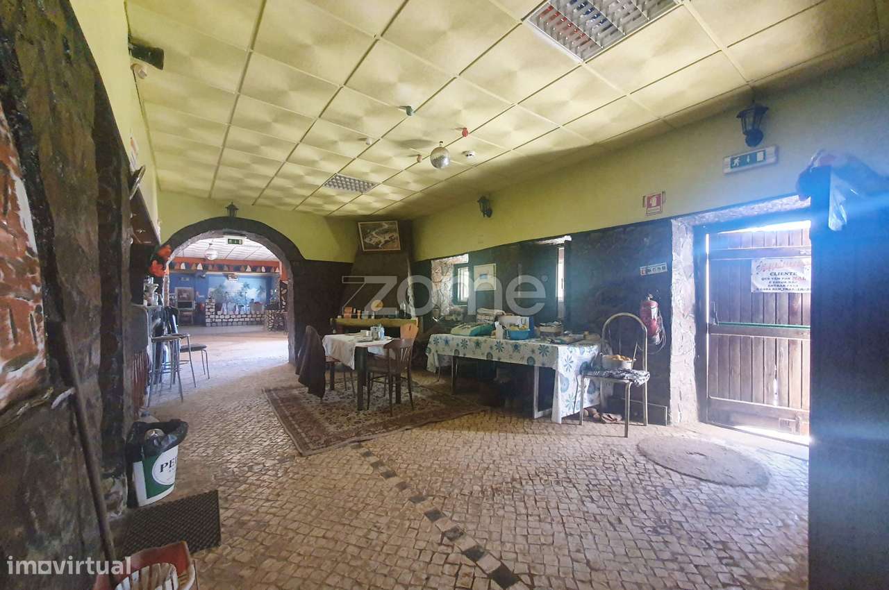 Moradia isolada com 10 assoalhadas e mais de 11000 m2 - Grande imagem: 2/28