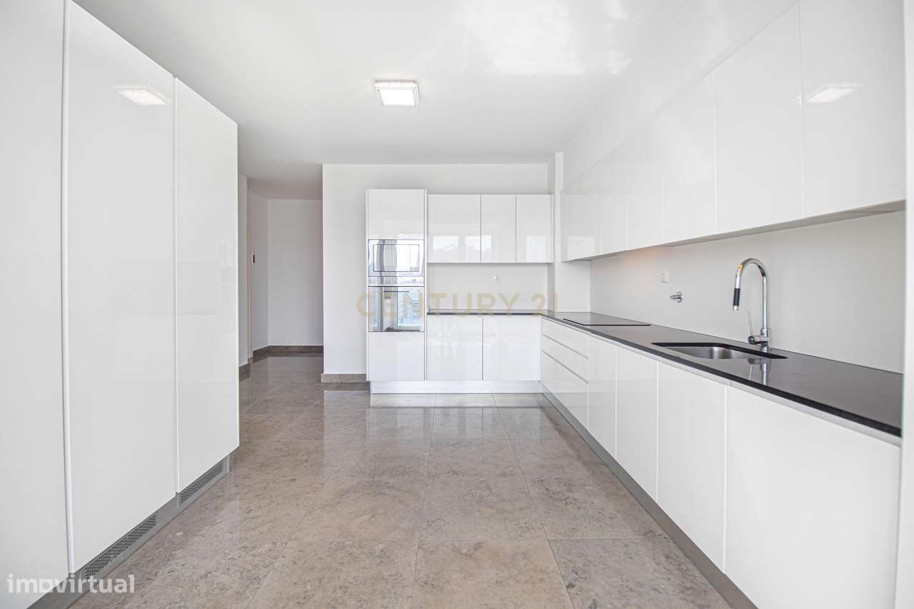 Apartamento T4 +1 com 272 m2 Vista Panorâmica em Lisboa e 3 Lugares de-8