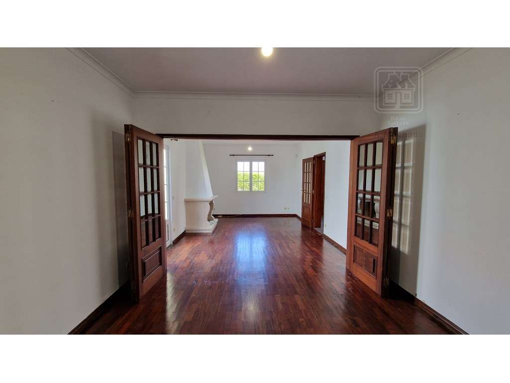 VENDA de MORADIA - VIVENDA T4+1 com Jardim e Garagem - Relva, Ponta...-21