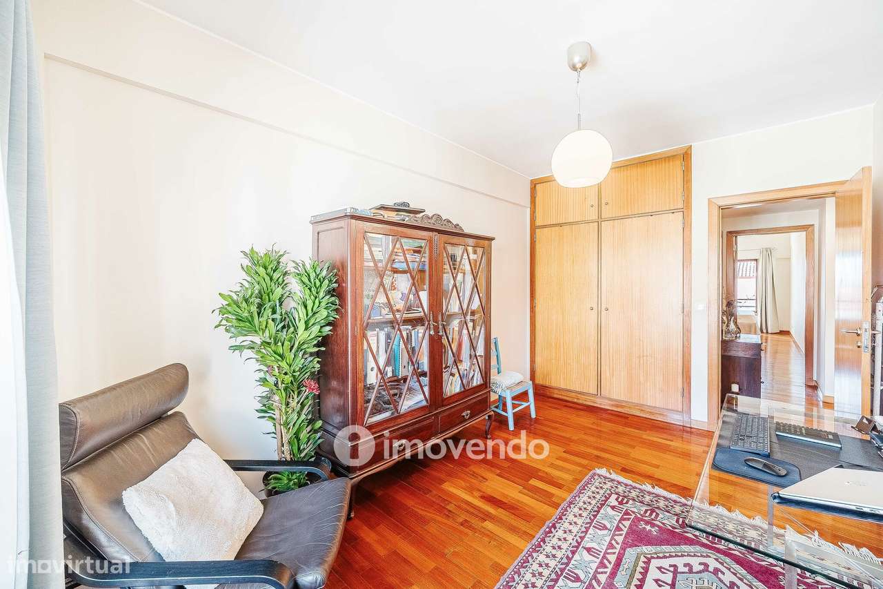Apartamento T3, com garagem e arrecadação, na Ramada-25