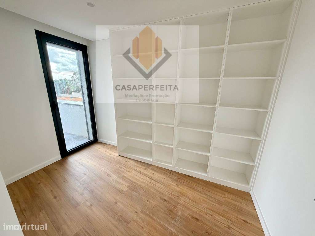 Moradia T3+1 com Terraço e Piscina - a 1000 metros da Praia da Mada...-9