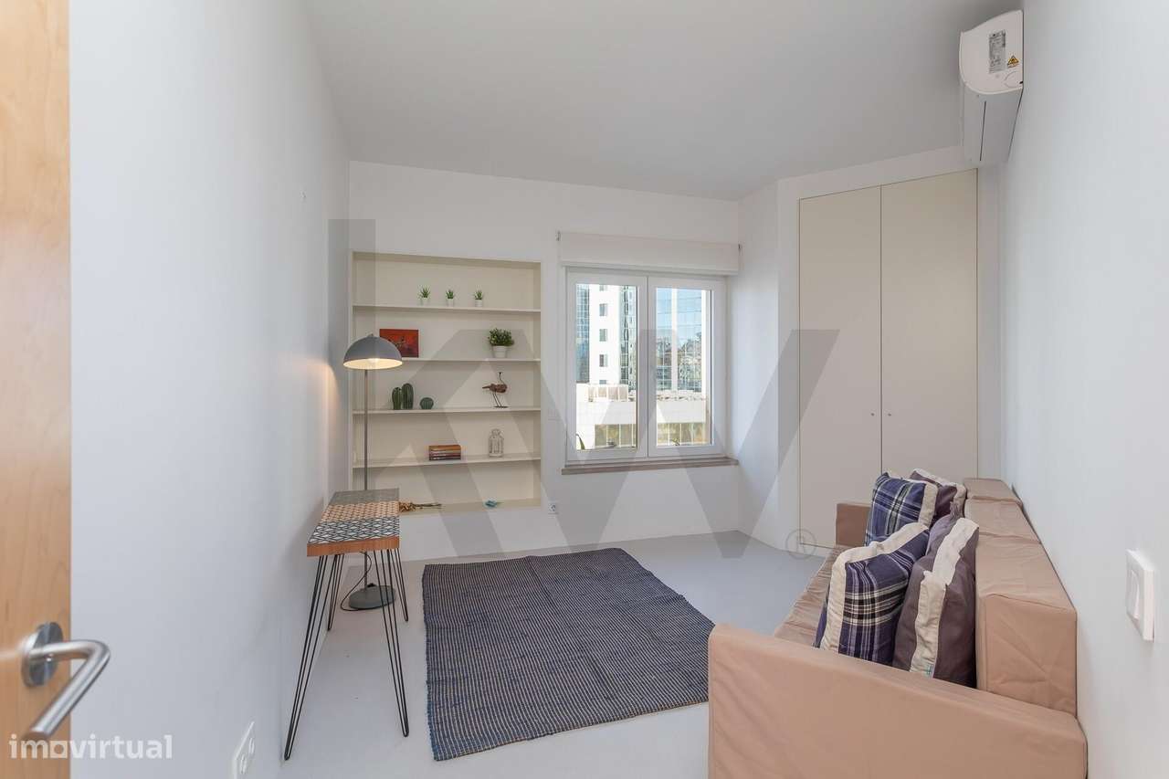 Apartamento T3 Renovado no Condomínio Torres de Lisboa | Laranjeiras S-20
