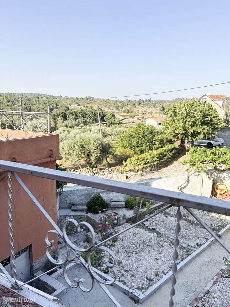 Moradia T5 Isolada com Jardim e Varanda-4
