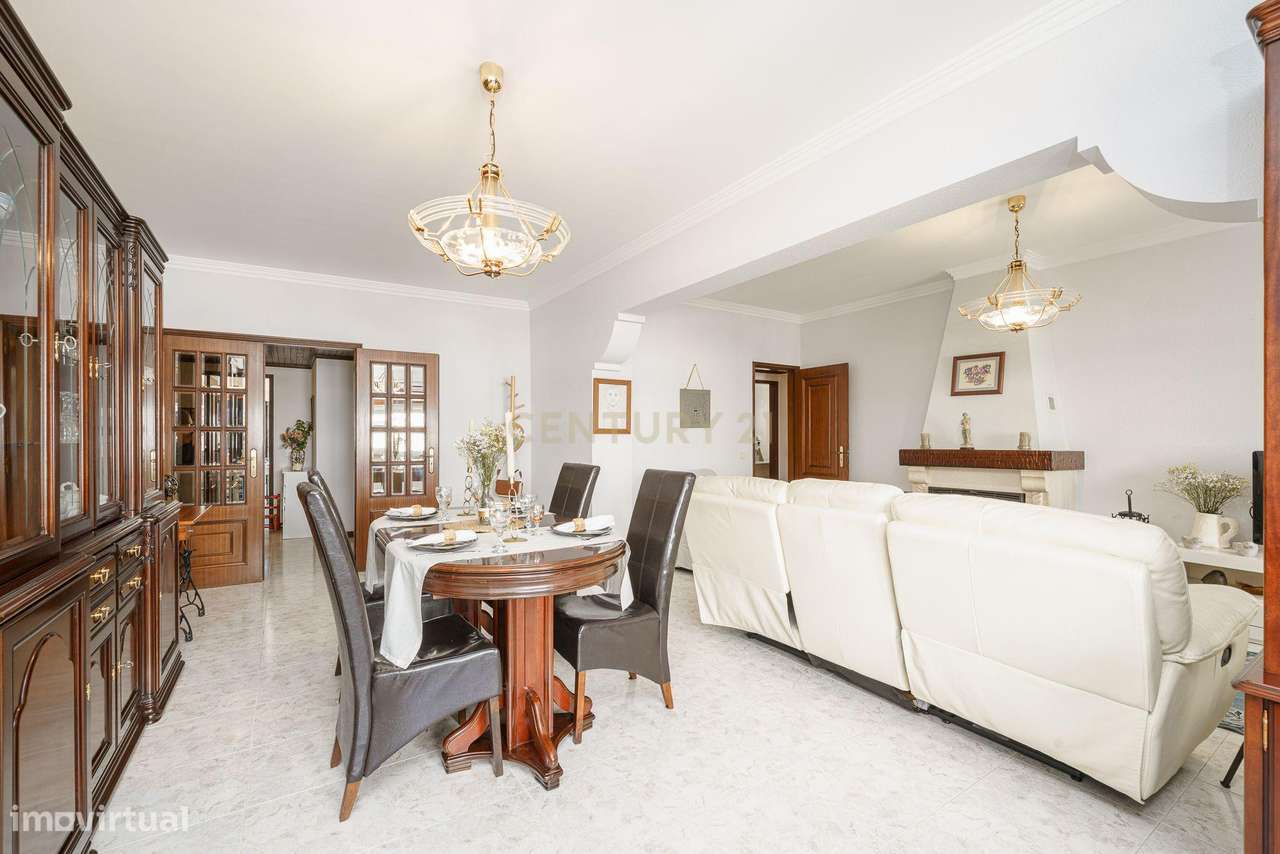 APARTAMENTO T4  CONVERTIDO EM T3 , SEMI REMODELADO, EM SETÚBAL-4