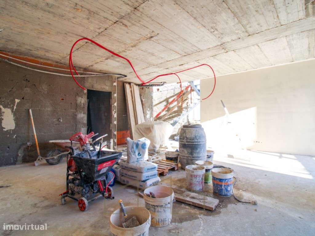 Moradia T4 Geminada com piscina na Sobreda-3