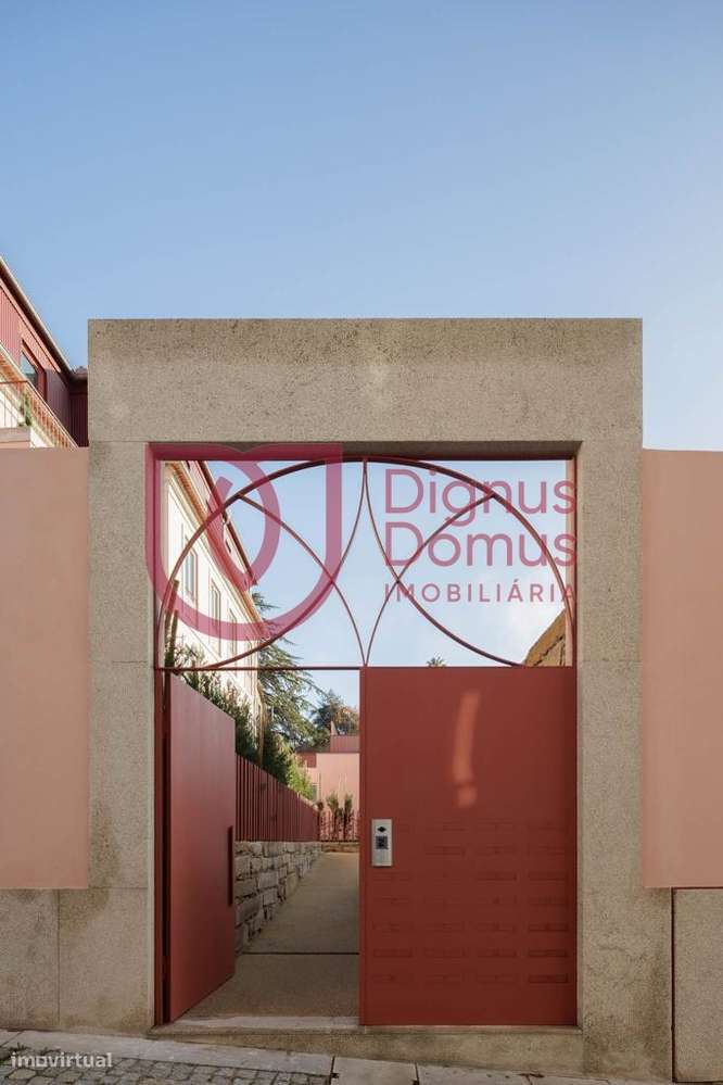 Elegante apartamento T0 Mezanine num Edifício Centenário no Largo do C-22