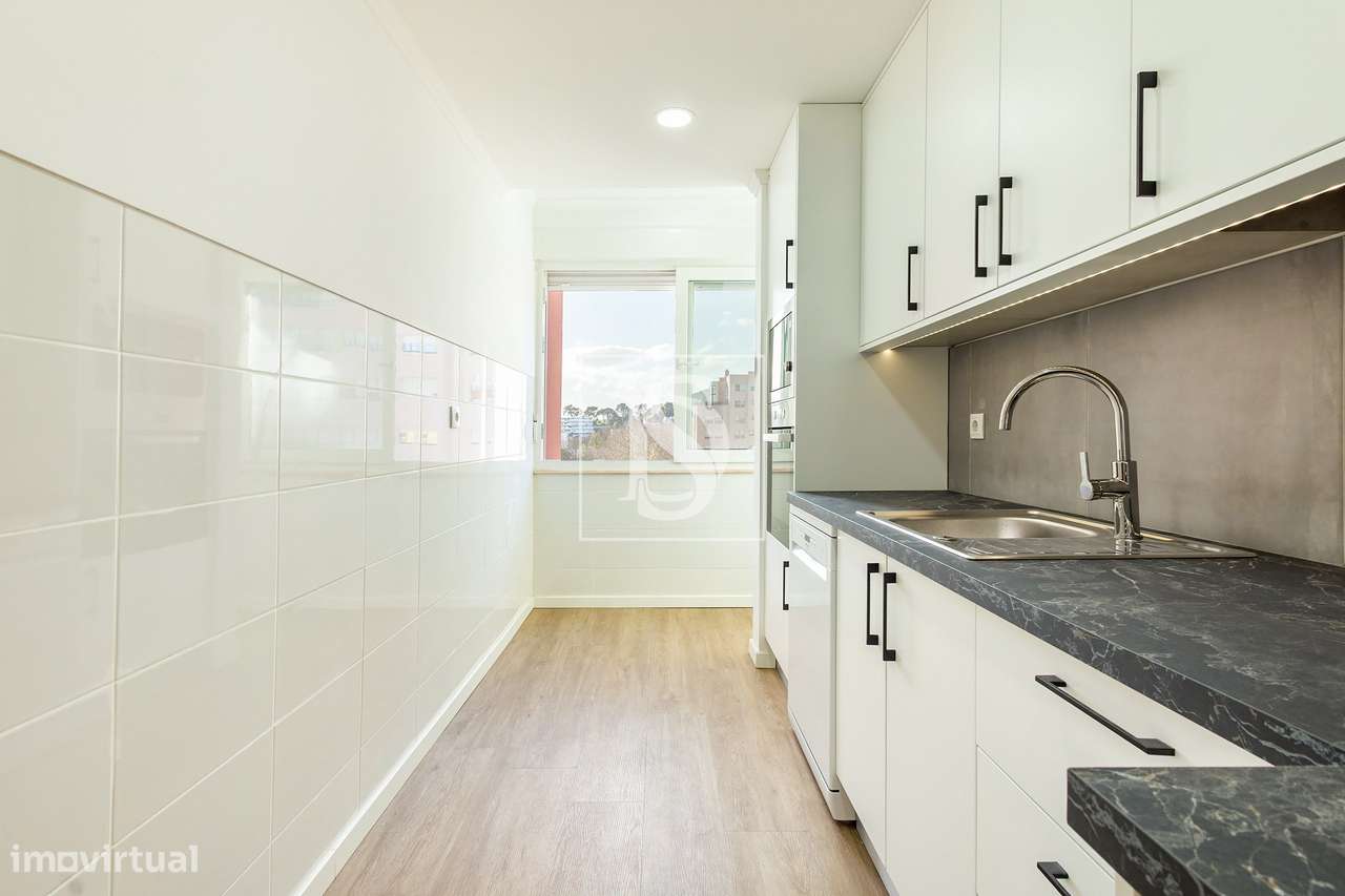 Apartamento T2 remodelado com sótão aproveitado | Av. Dr. António Rodr - Grande imagem: 5/15