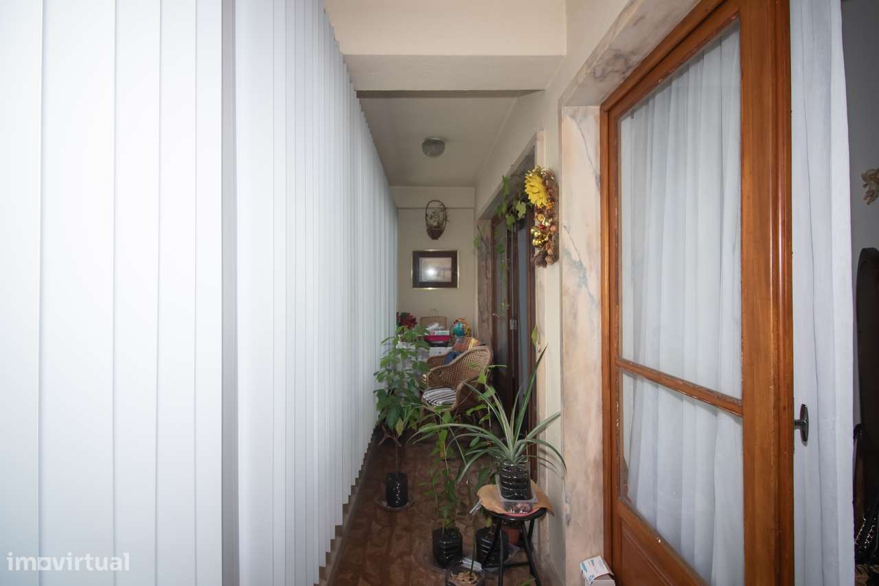 Espaçoso Apartamento T4 na Prestigiada Portela de Sacavém-12