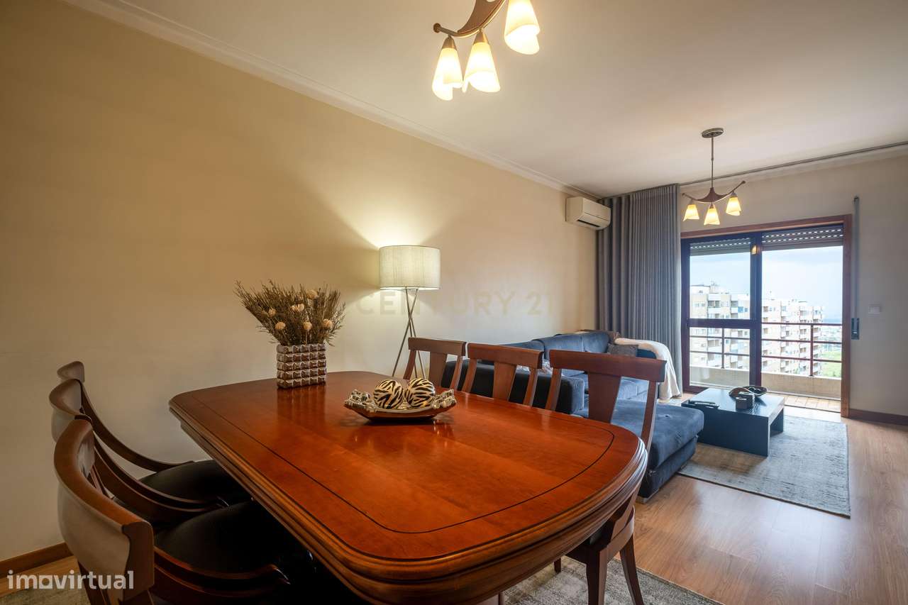 Apartamento T3 Renovado, com aquecimento central, varanda e lugar de g-8