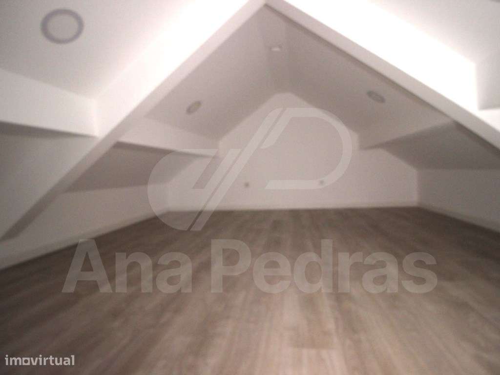 Moradia T2 Totalmente Reconstruída em Sarilhos Pequenos - Moita-11