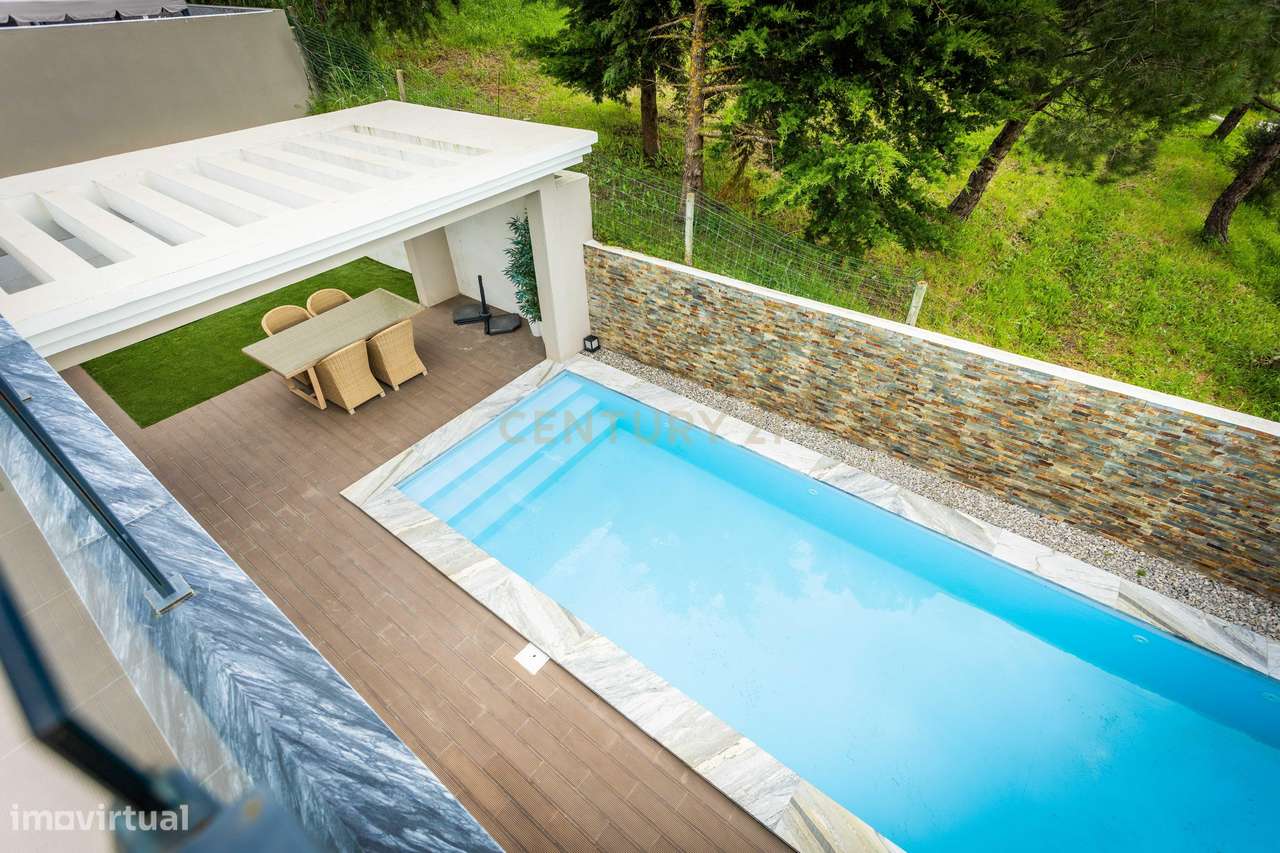 Moradia V4 isolada de arquitetura contemporânea com piscina, com vista-22