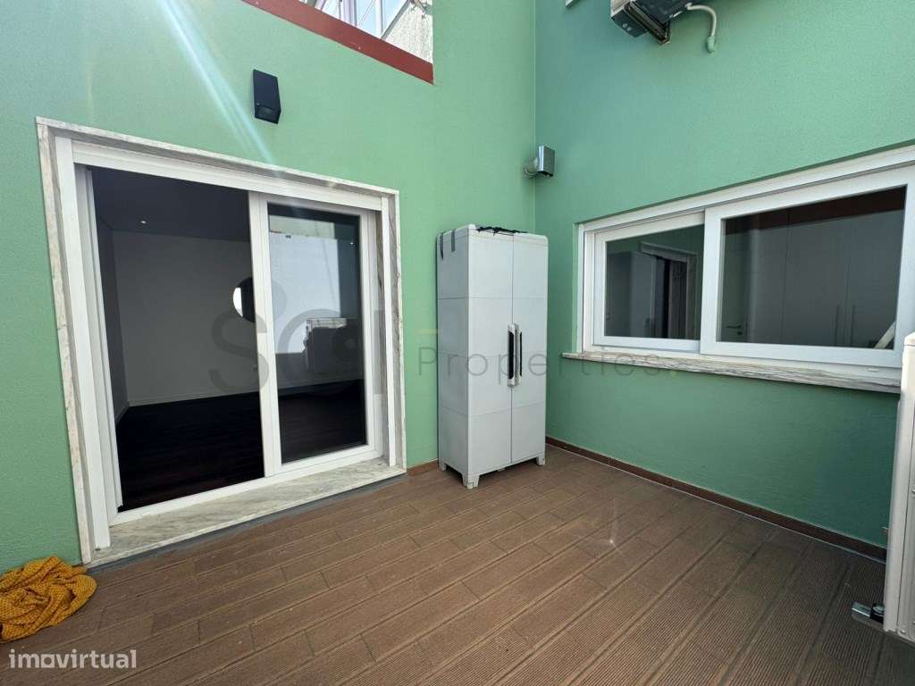 Apartamento T2 Centro de Almada Remodelado com Terraço-15