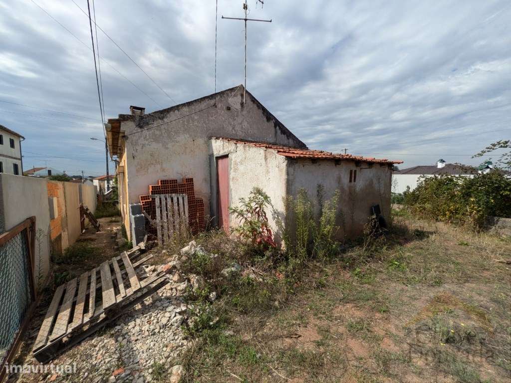 Vende-se moradia para recuperar com lote de terreno - Lordemão-5