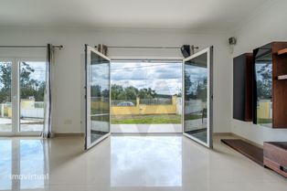 Moradia térrea e isolada, de tipologia T3 com piscina e garagem num lo - Grande imagem: 4/39
