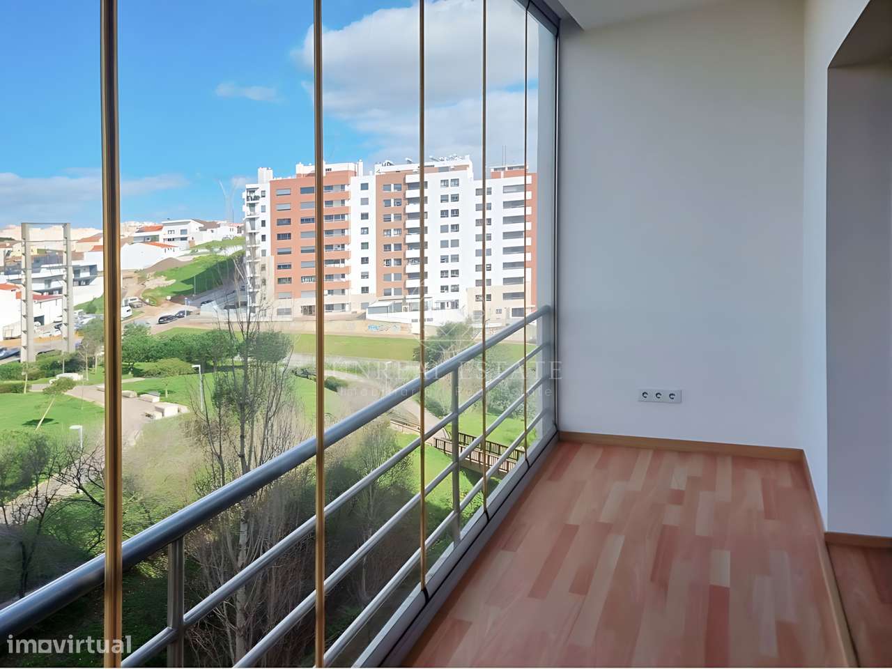 Apartamento T3, renovado, com varandas e 4 parqueamentos, Colinas do C-19