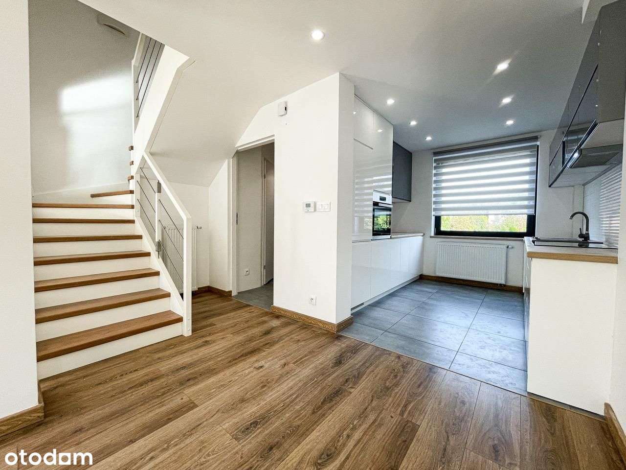 Bez prowizji, 2 łazienki, 3 wc, 2 m.postojowe-0