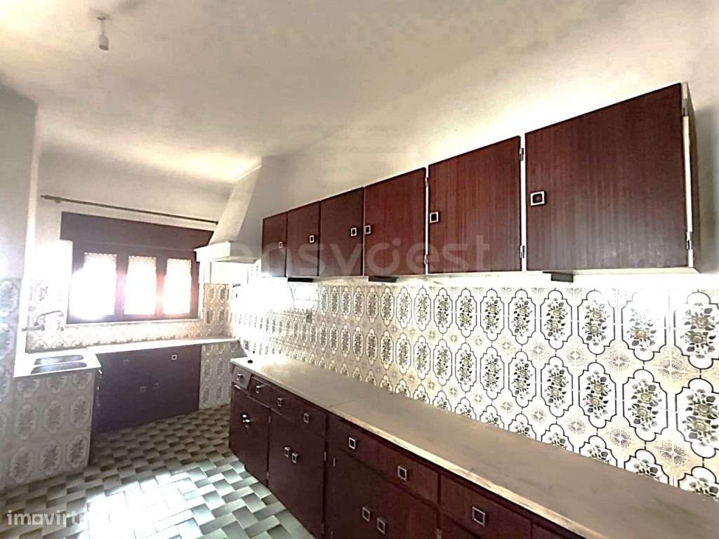 Fantástica moradia com 2 pisos, anexos e comercio-16