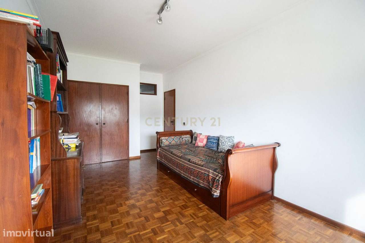 Apartamento T2 com Garagem e Vista Panorâmica – Rua António Jardim, Co-9