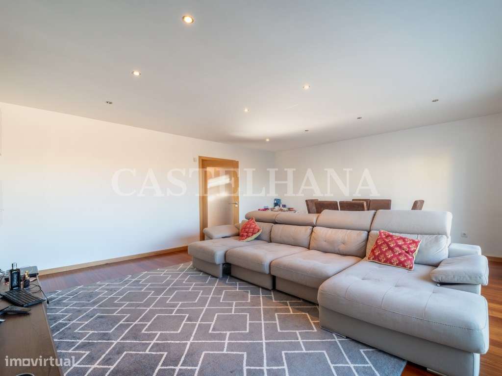 Moradia T4+1 com jardim, terraços e garagem privada, próxima a Mari...-12