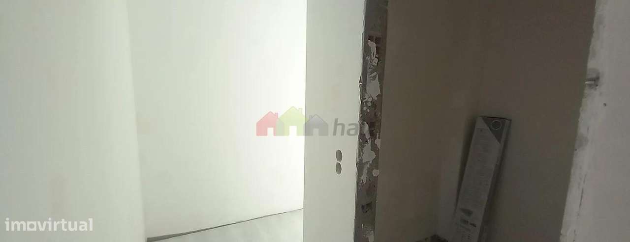 Apartamento T2 Renovado na Camarinha em Setúbal-11